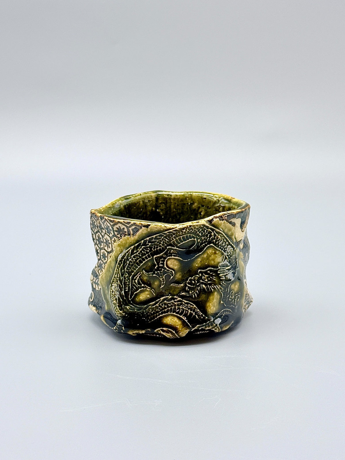 Rimpa Oribe Guinomi with Coiled Dragon Design