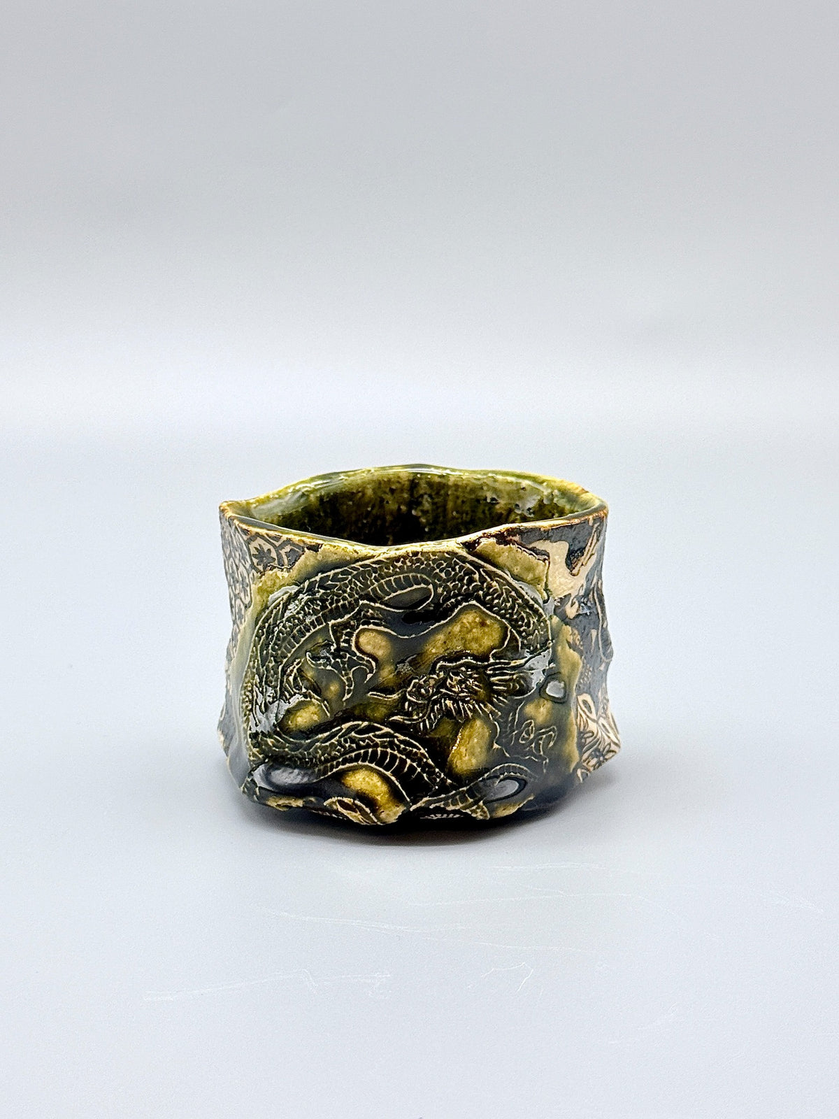 Rimpa Oribe Guinomi with Coiled Dragon Design