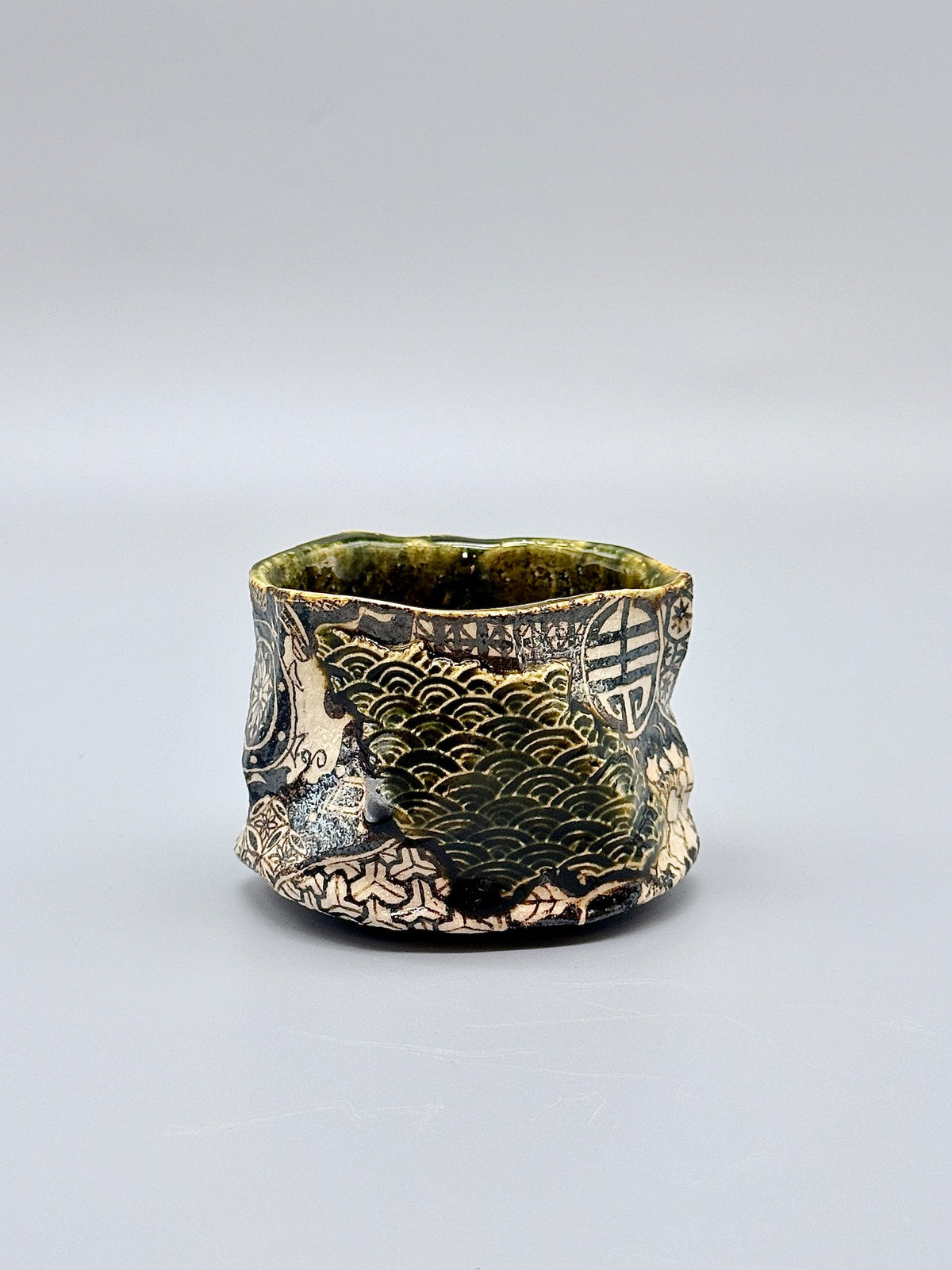 Rimpa Oribe Guinomi with Coiled Dragon Design