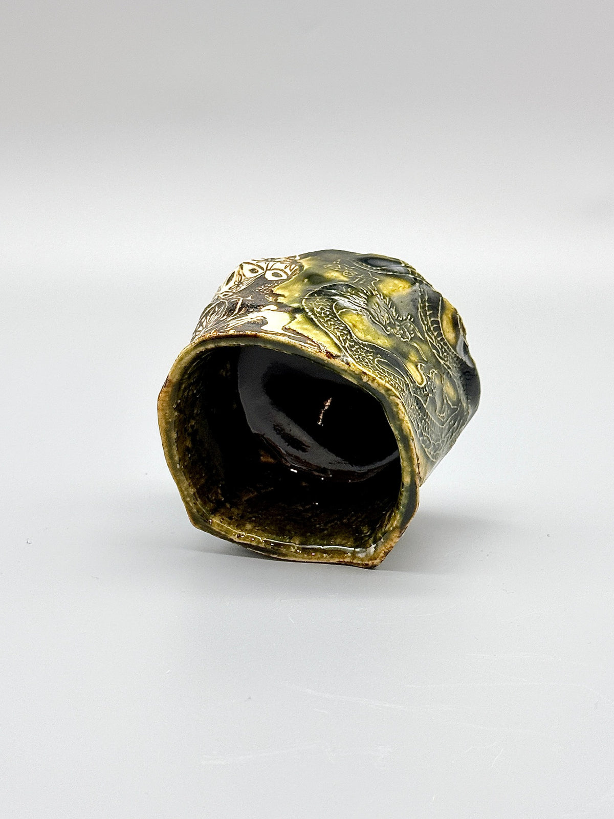 Rimpa Oribe Guinomi with Coiled Dragon Design