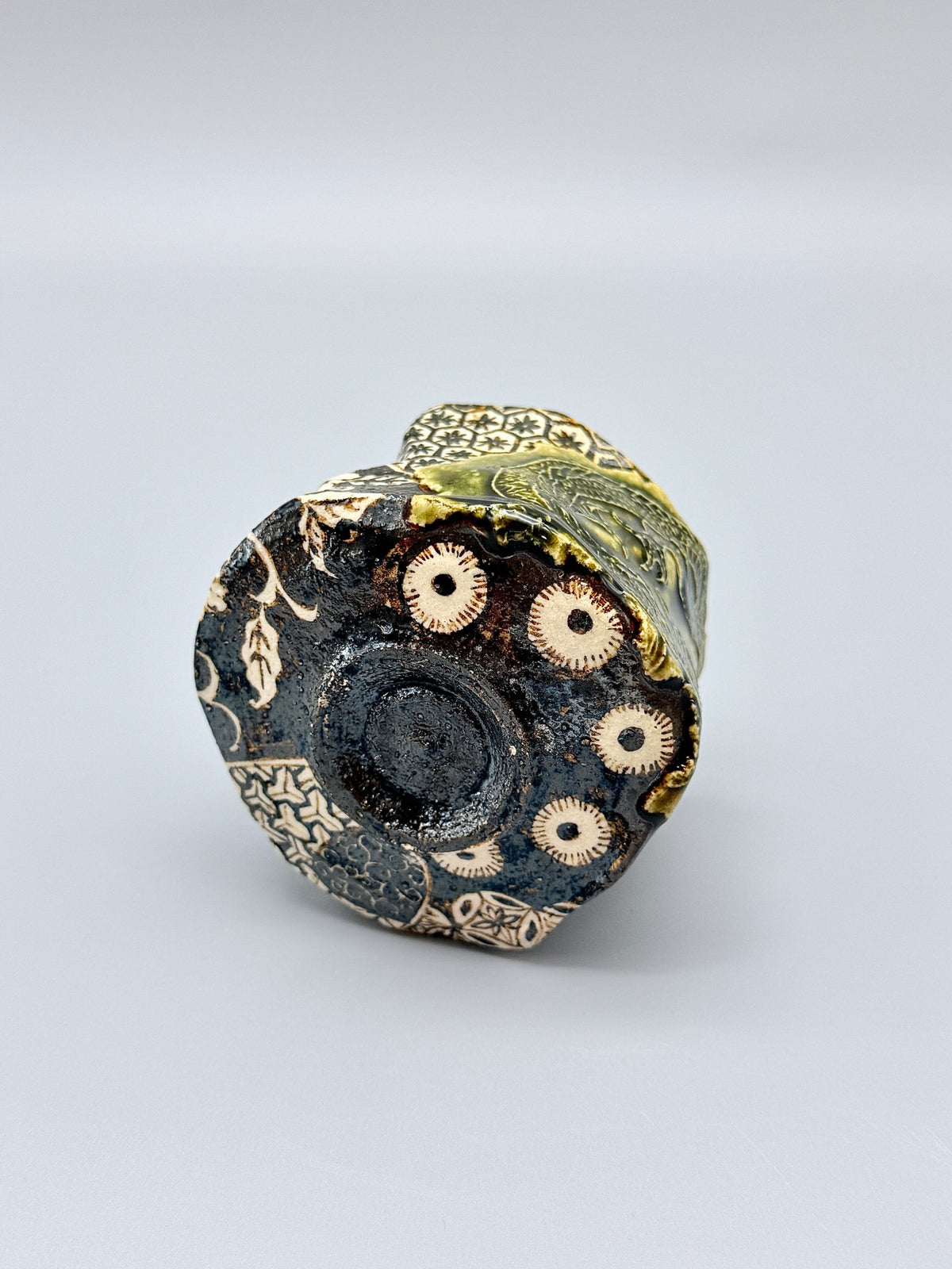 Rimpa Oribe Guinomi with Coiled Dragon Design