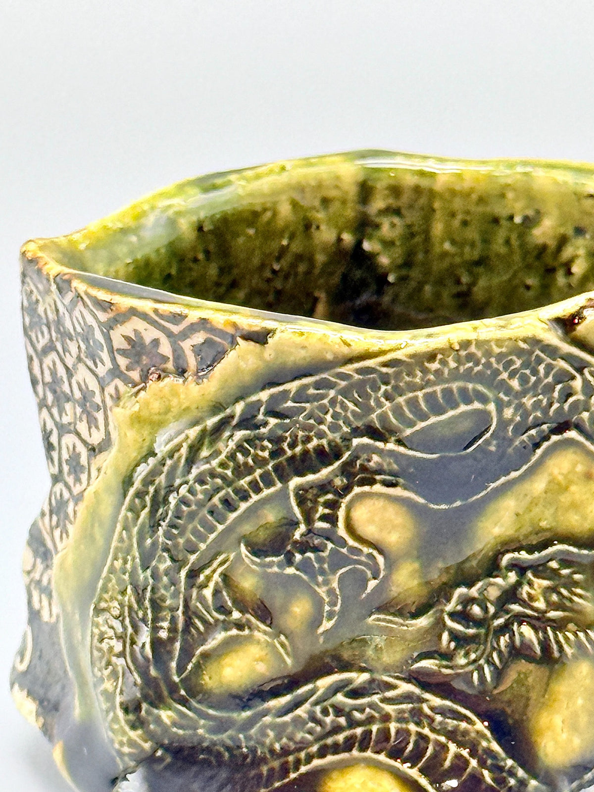 Rimpa Oribe Guinomi with Coiled Dragon Design