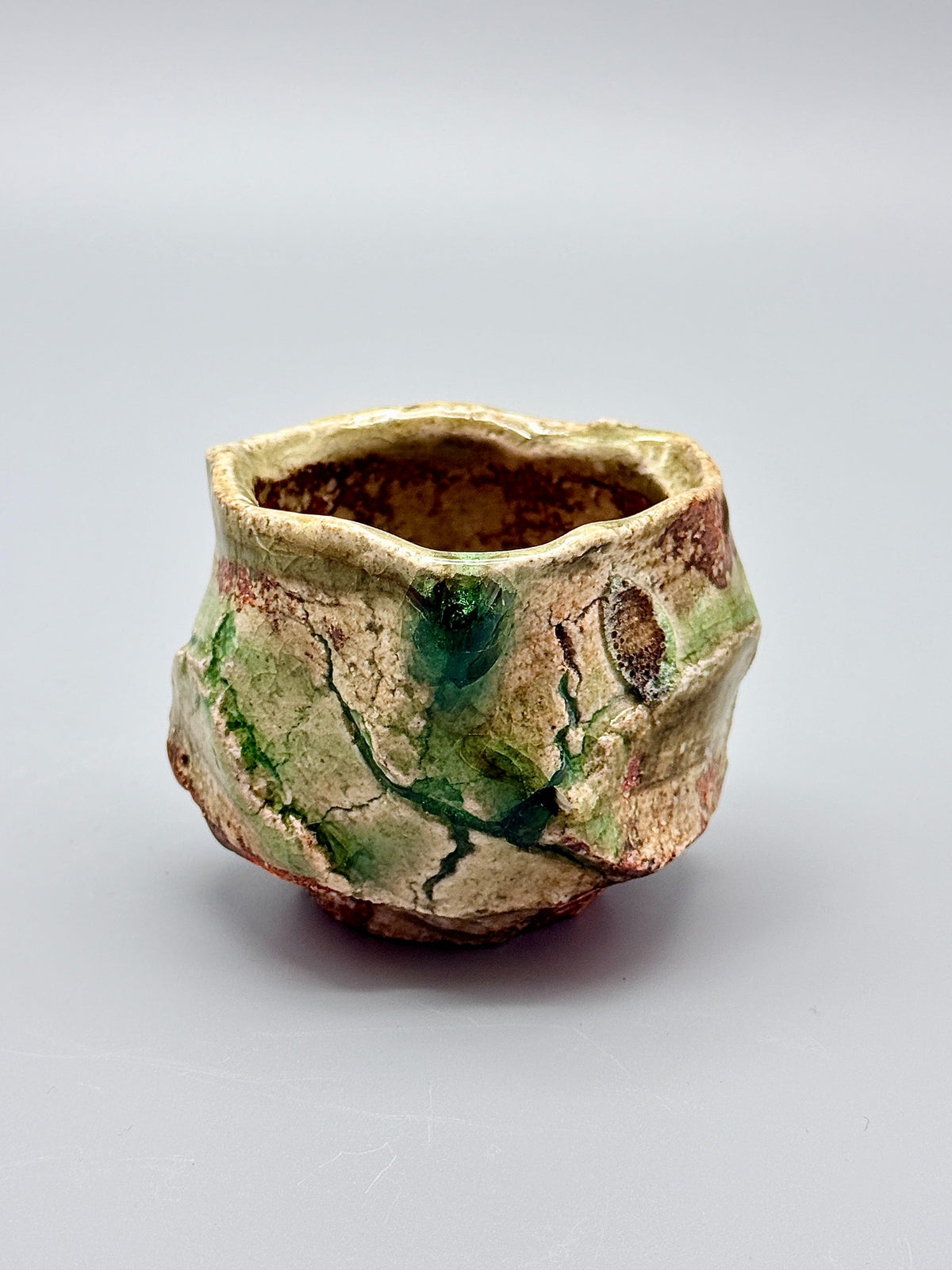 Atarashi Manabu Iga kurinuki cup with a green dragonfly-eye glaze drop beneath the rim.