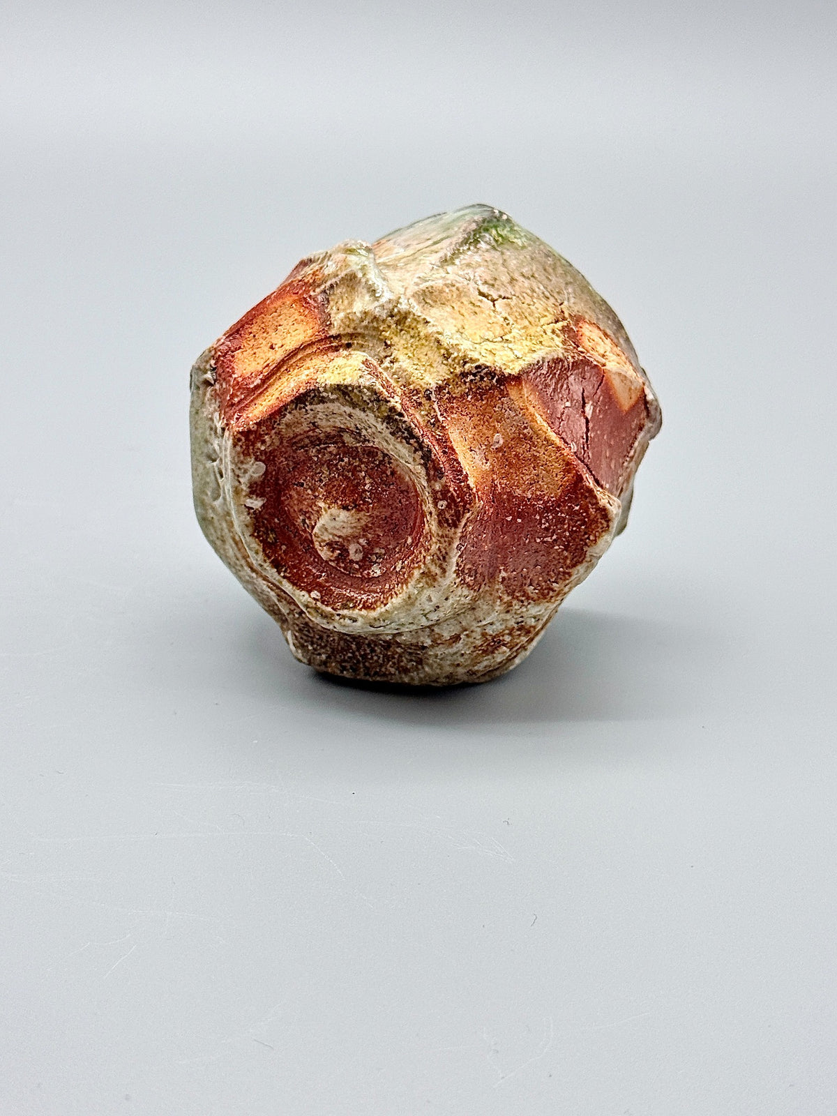 Underside of Atarashi Manabu Iga kurinuki cup, showing the recessed foot and exposed clay.