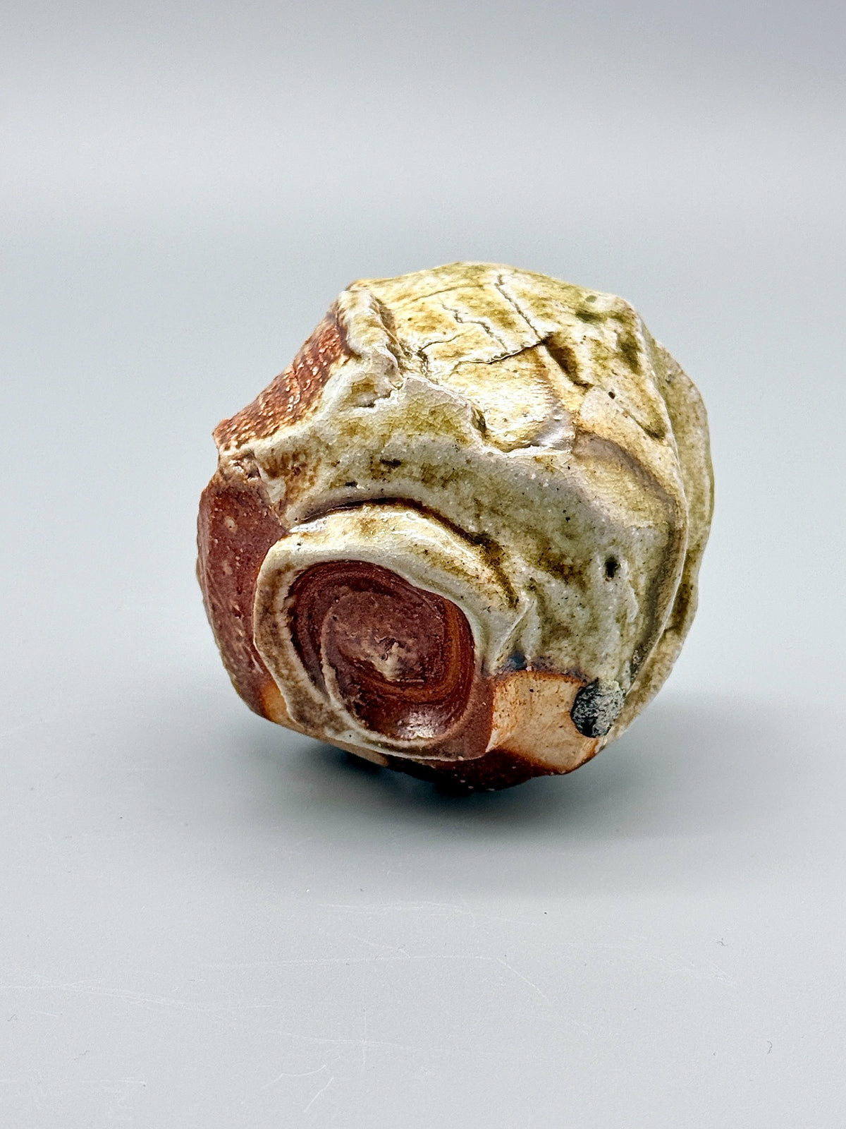 Recessed foot of Atarashi Manabu Iga cup surrounded by pale glaze and reddish-brown clay.